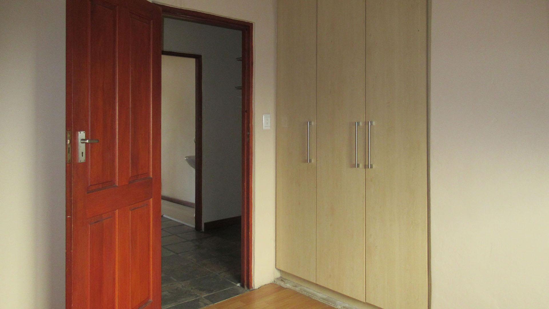 Bed Room 1 - 11 square meters of property in Johannesburg North