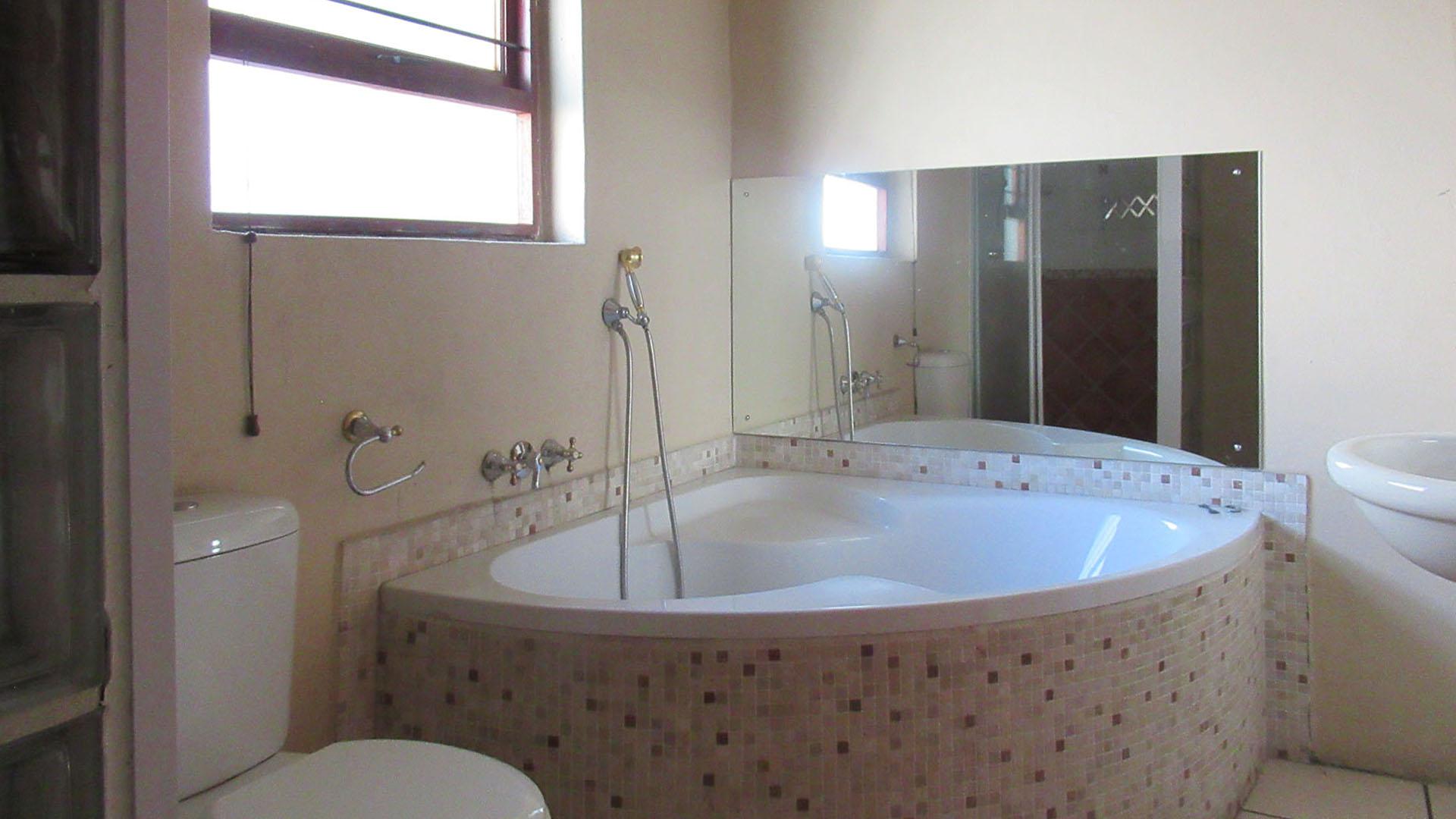 Bathroom 2 - 6 square meters of property in Johannesburg North