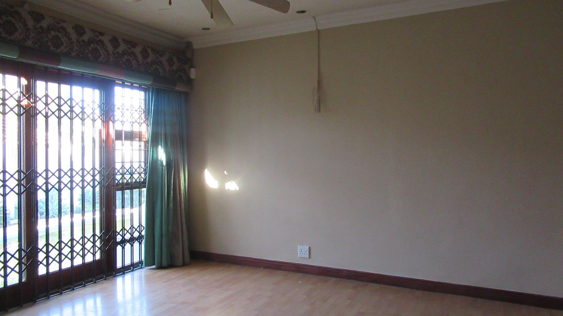 Main Bedroom - 23 square meters of property in Johannesburg North