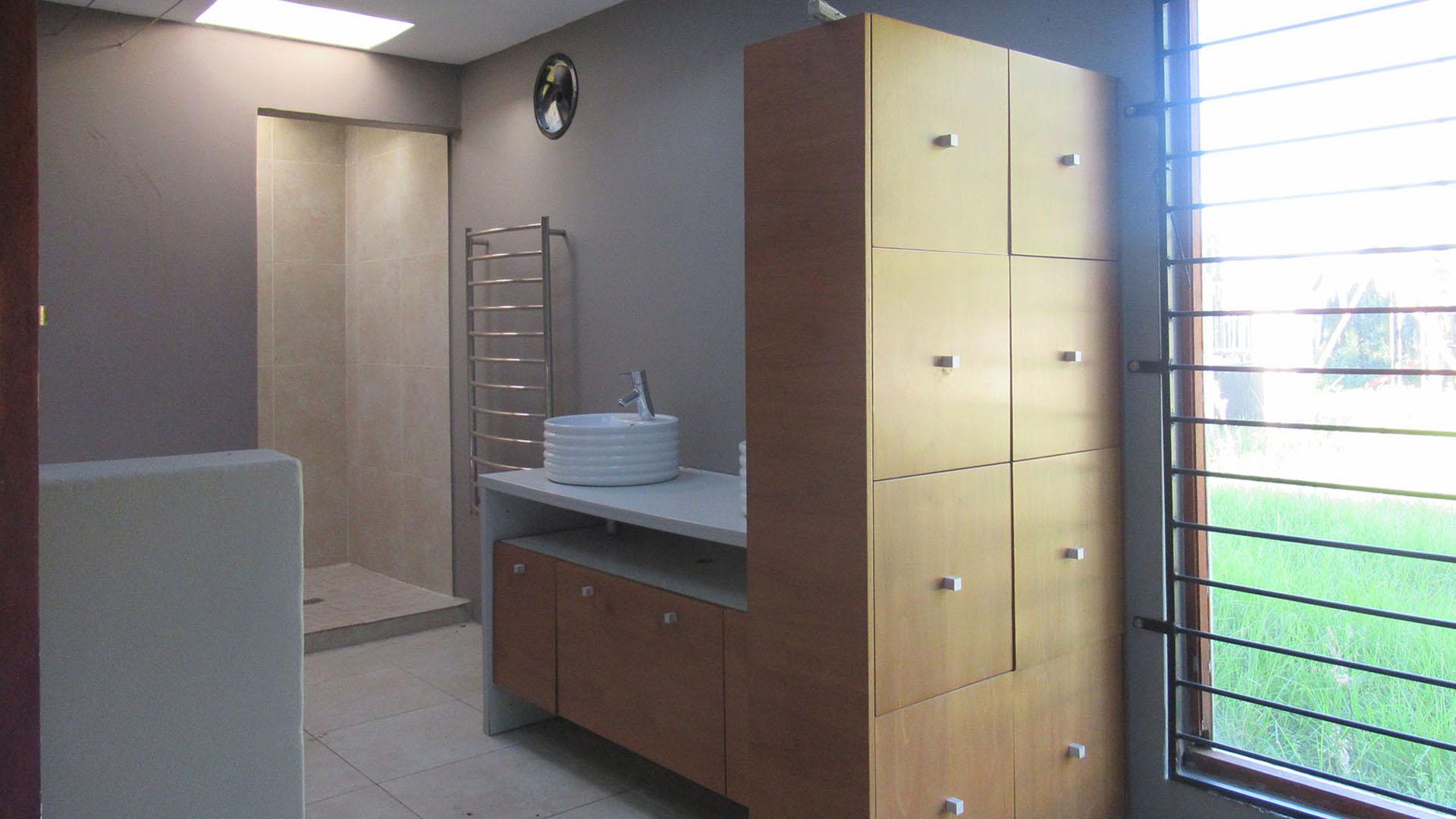 Main Bathroom - 18 square meters of property in Johannesburg North