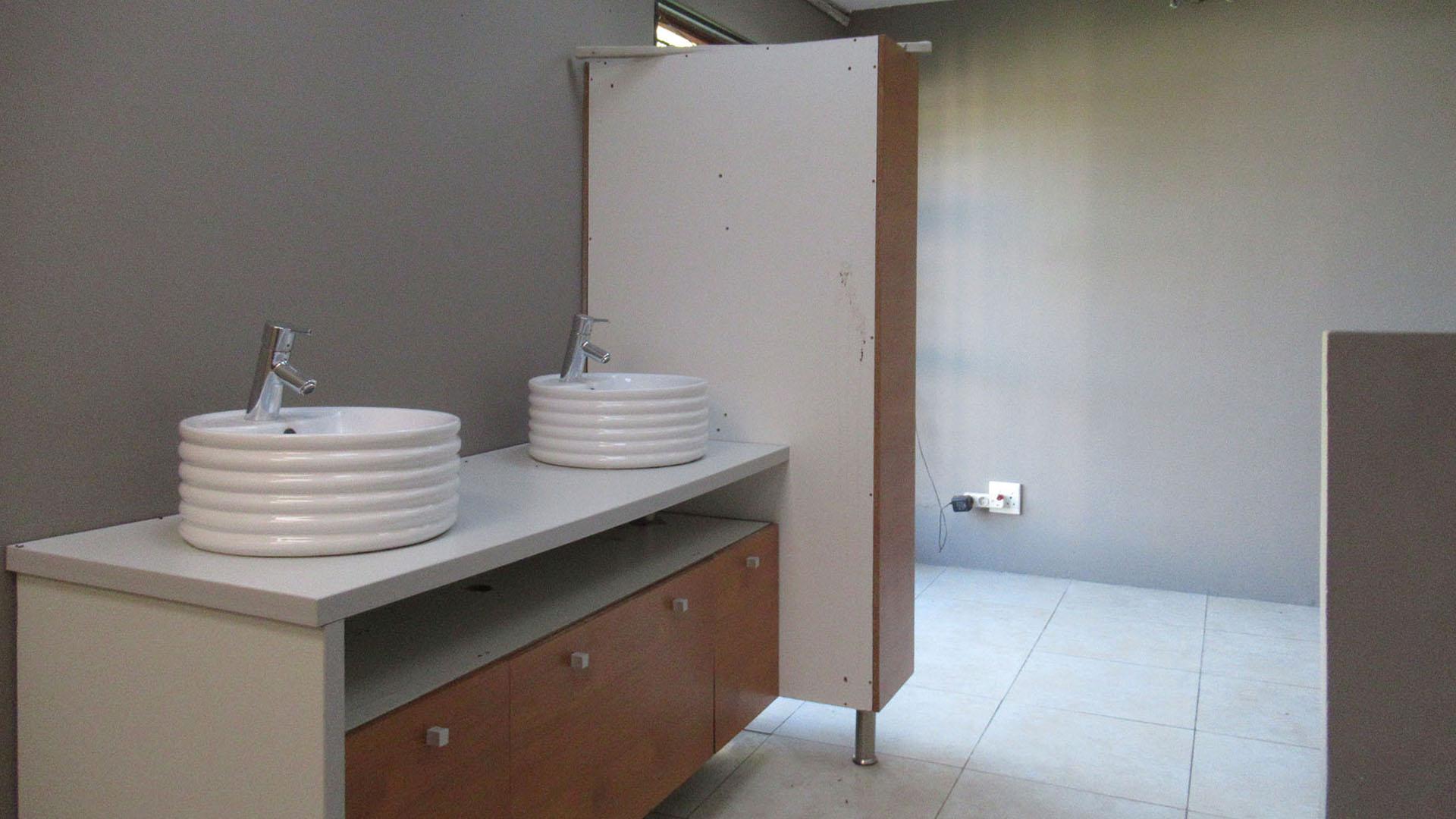Main Bathroom - 18 square meters of property in Johannesburg North