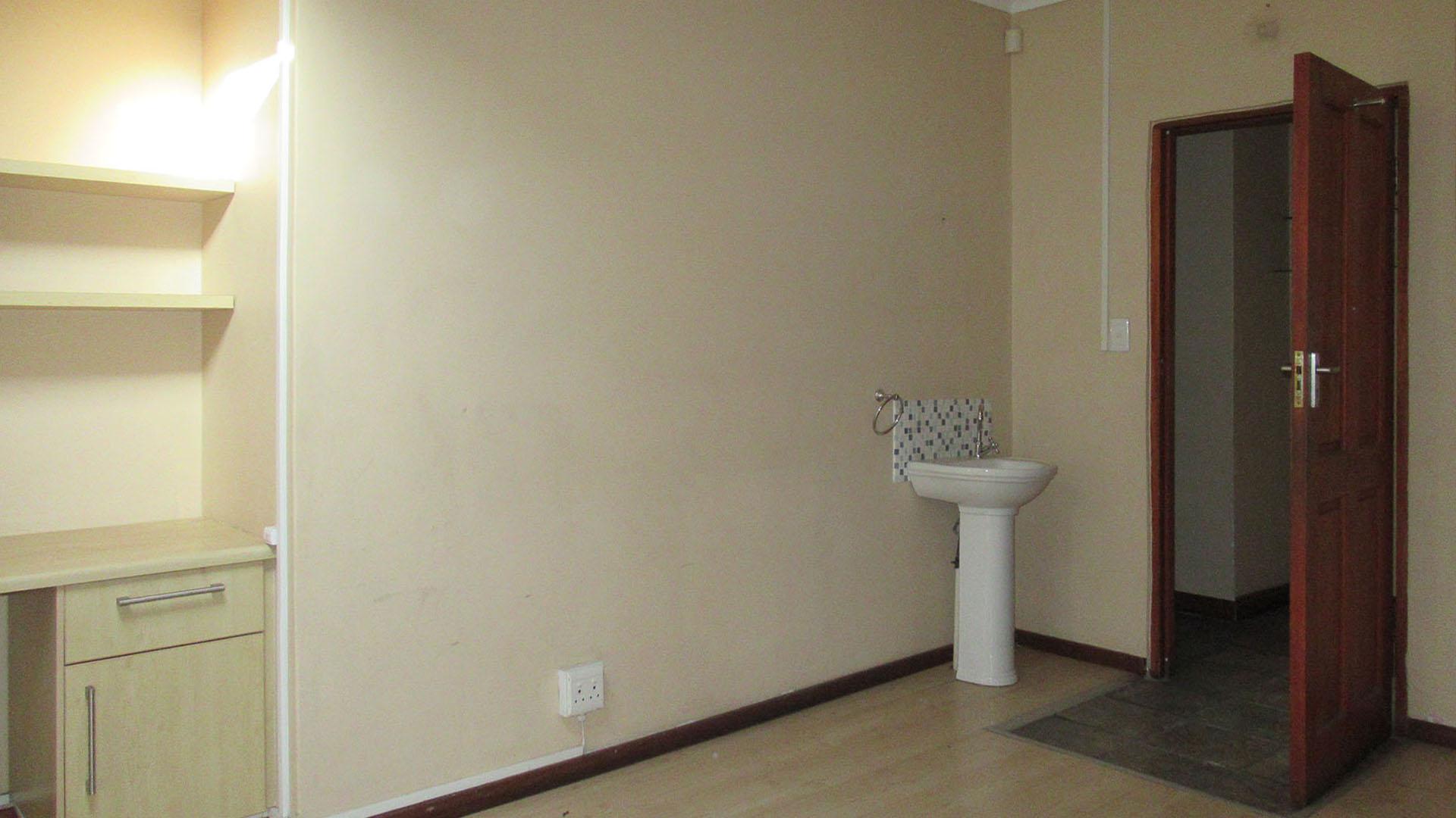 Bed Room 3 - 15 square meters of property in Johannesburg North