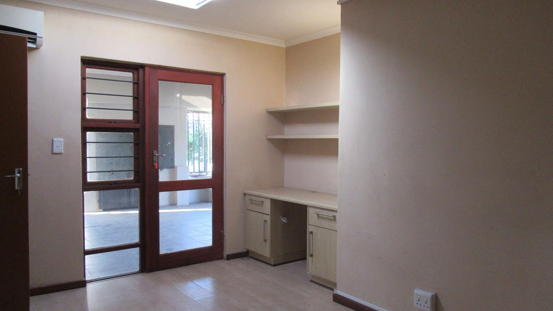 Bed Room 2 - 15 square meters of property in Johannesburg North