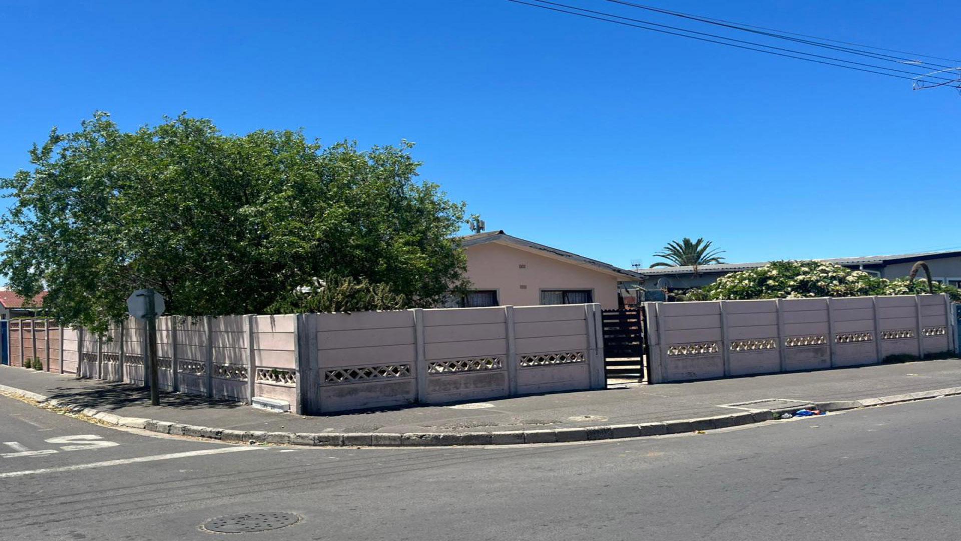 Front View of property in Parow Central