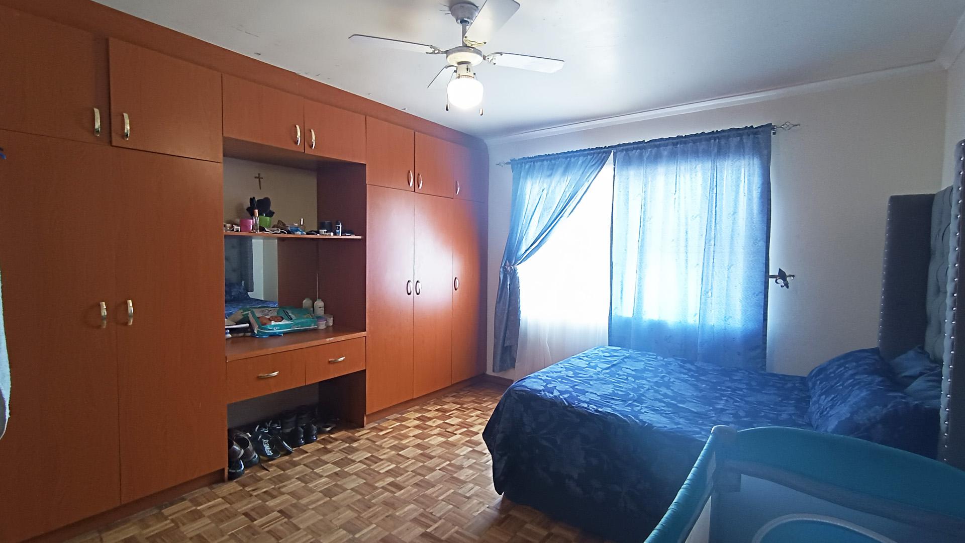 Bed Room 3 - 19 square meters of property in Parow Central