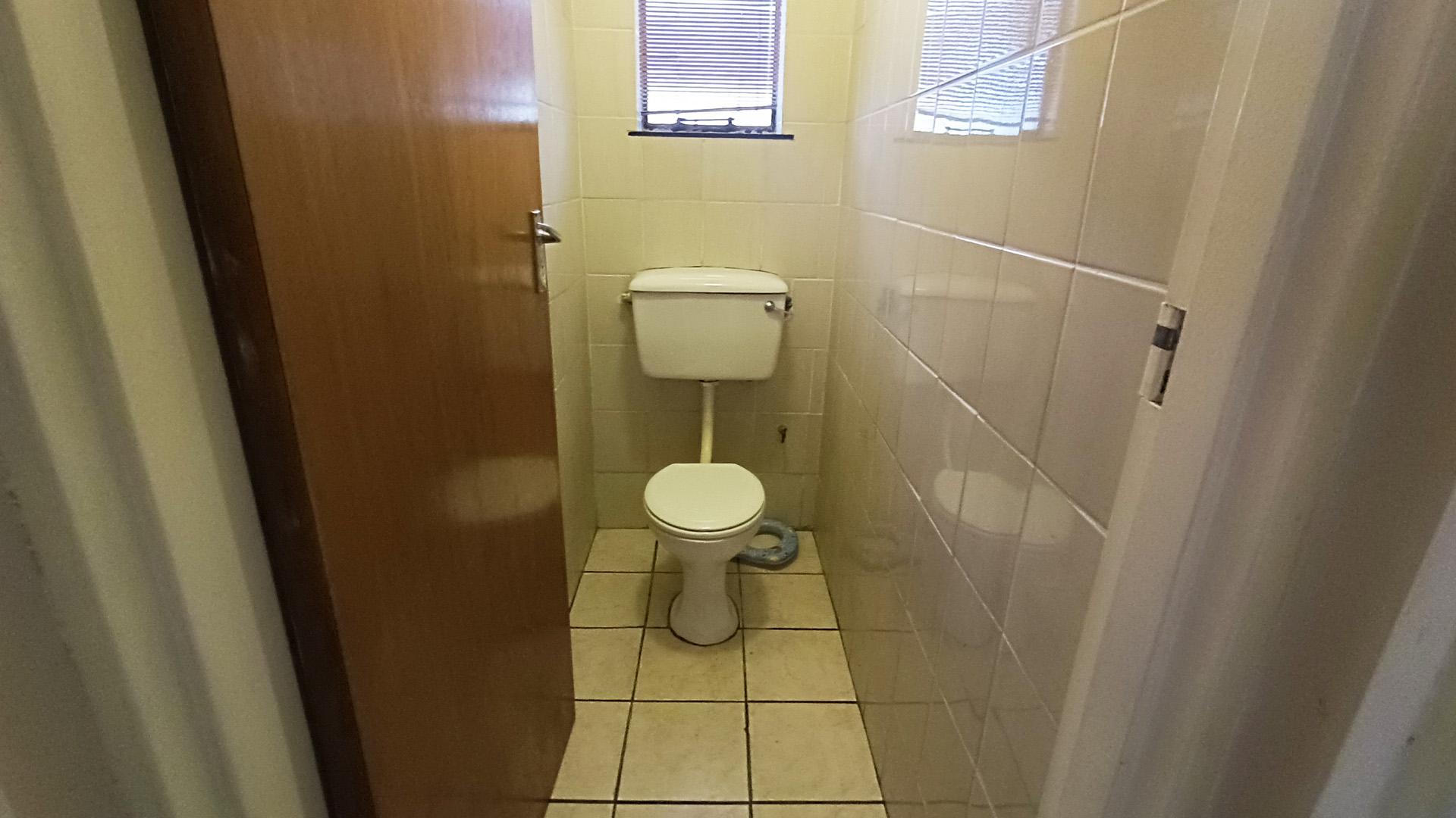 Guest Toilet - 2 square meters of property in Parow Central
