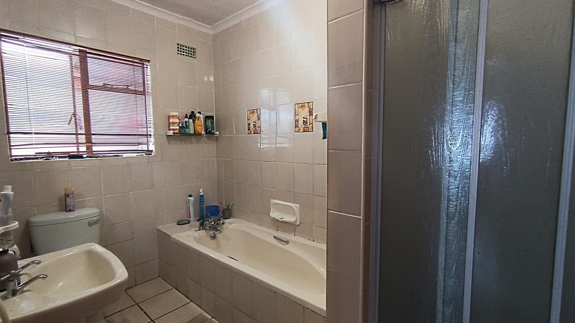 Bathroom 1 - 7 square meters of property in Parow Central