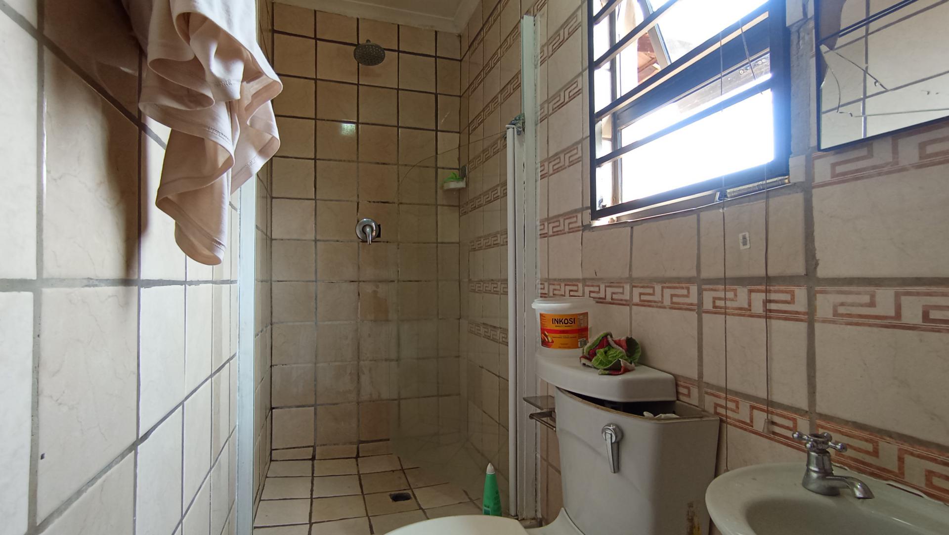 Bathroom 1 - 22 square meters of property in Azaadville Gardens