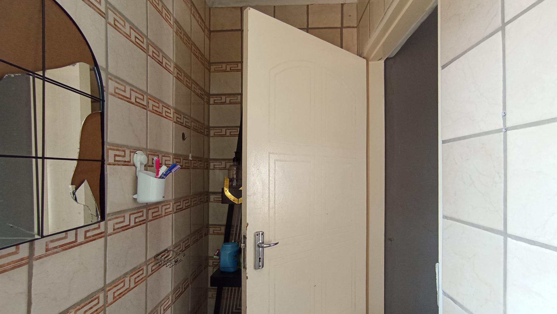 Bathroom 1 - 22 square meters of property in Azaadville Gardens