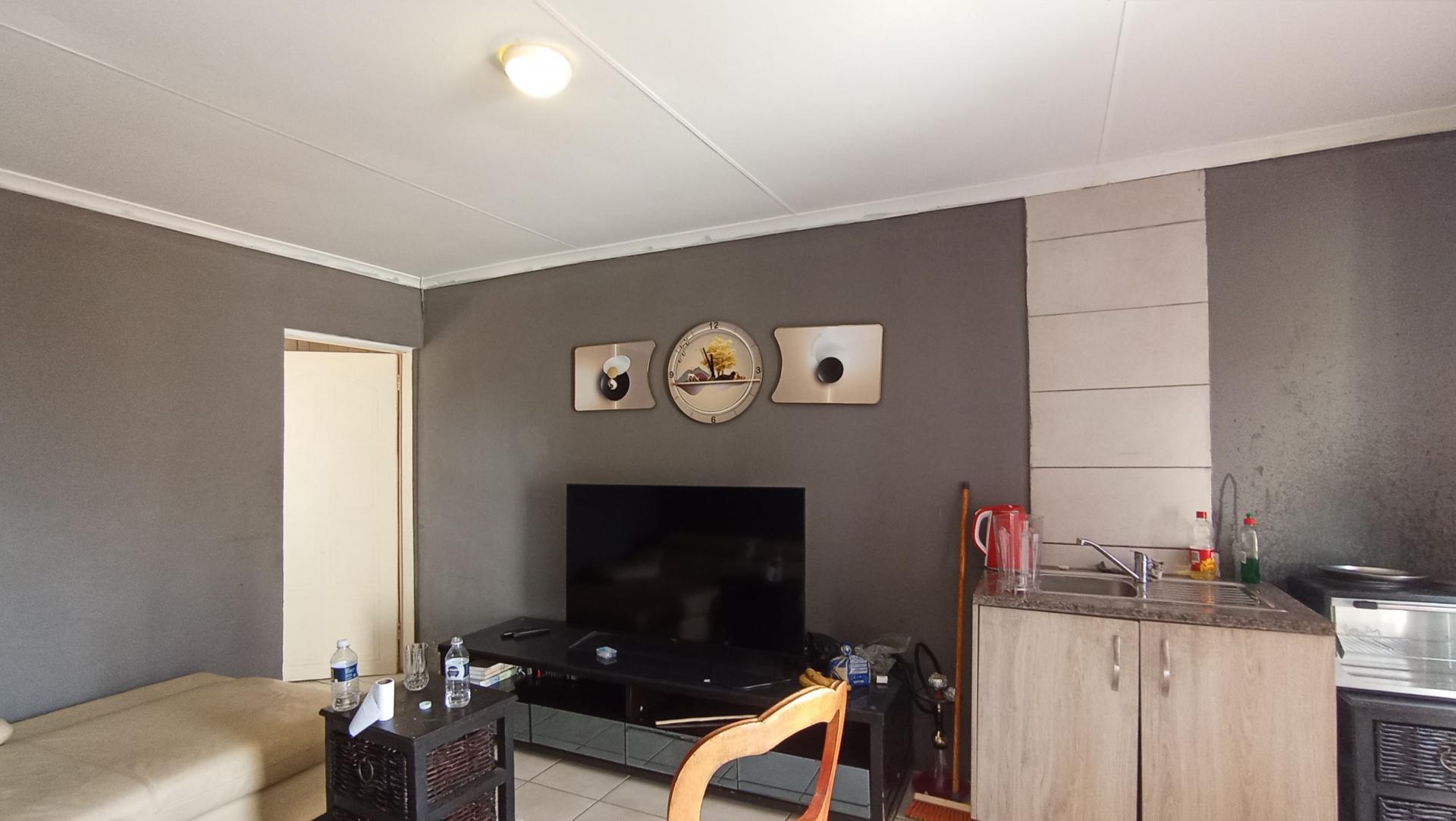 Lounges - 54 square meters of property in Azaadville Gardens