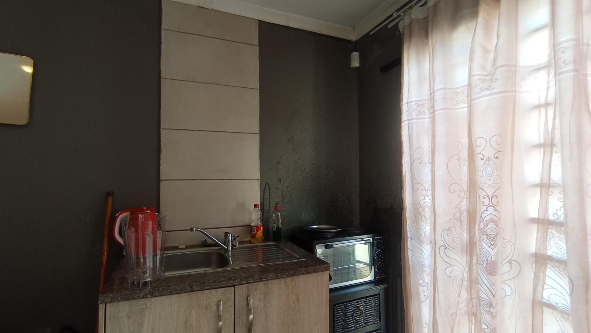 Lounges - 54 square meters of property in Azaadville Gardens