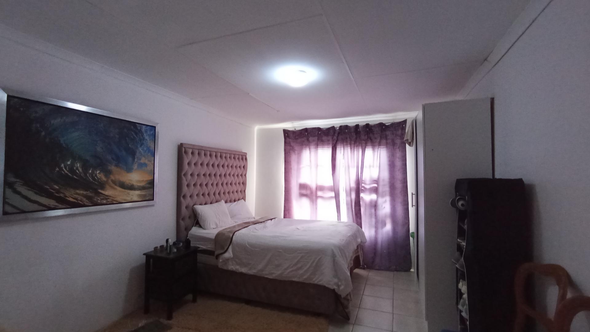 Bed Room 2 - 26 square meters of property in Azaadville Gardens