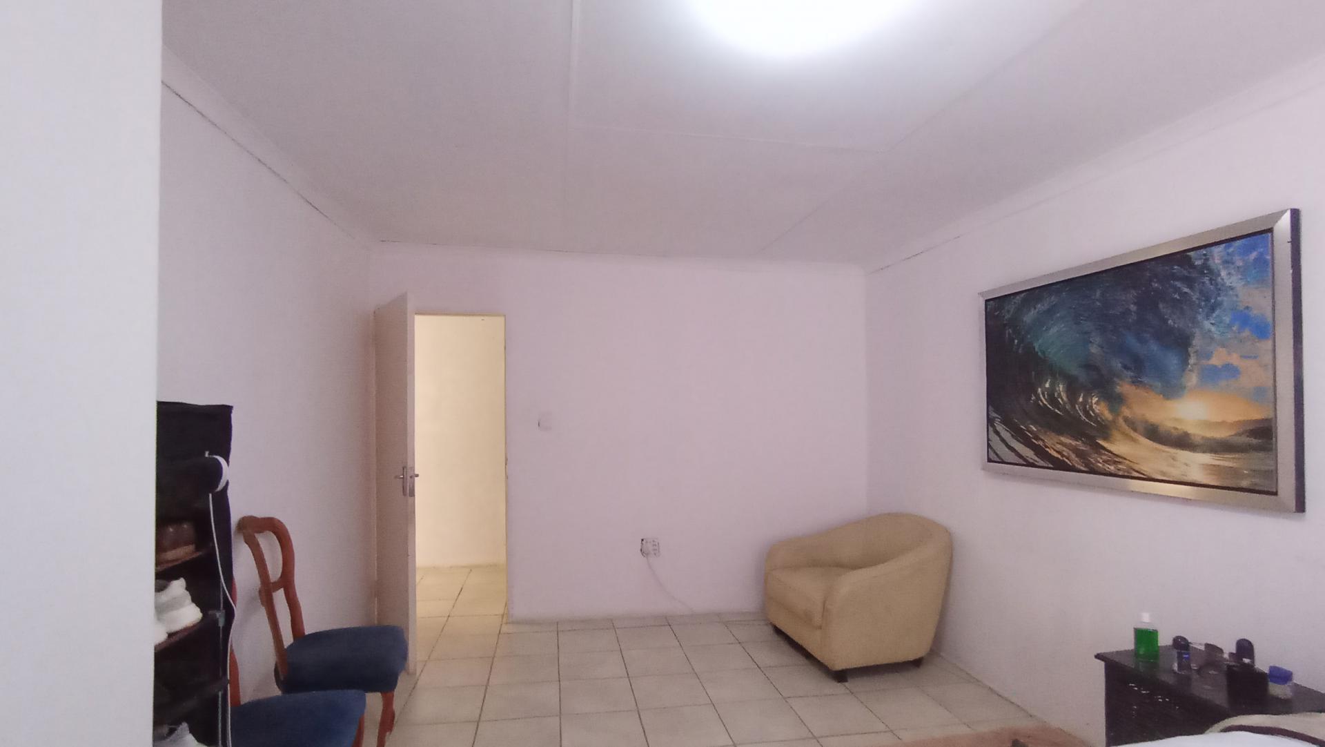 Bed Room 2 - 26 square meters of property in Azaadville Gardens