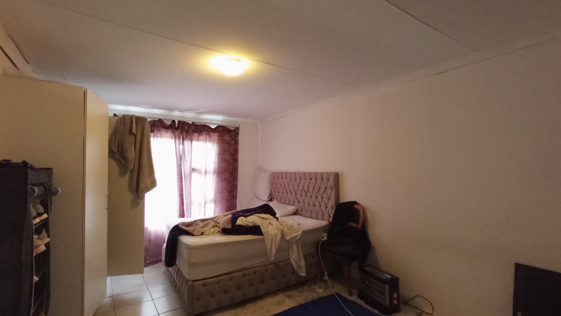 Bed Room 1 - 61 square meters of property in Azaadville Gardens