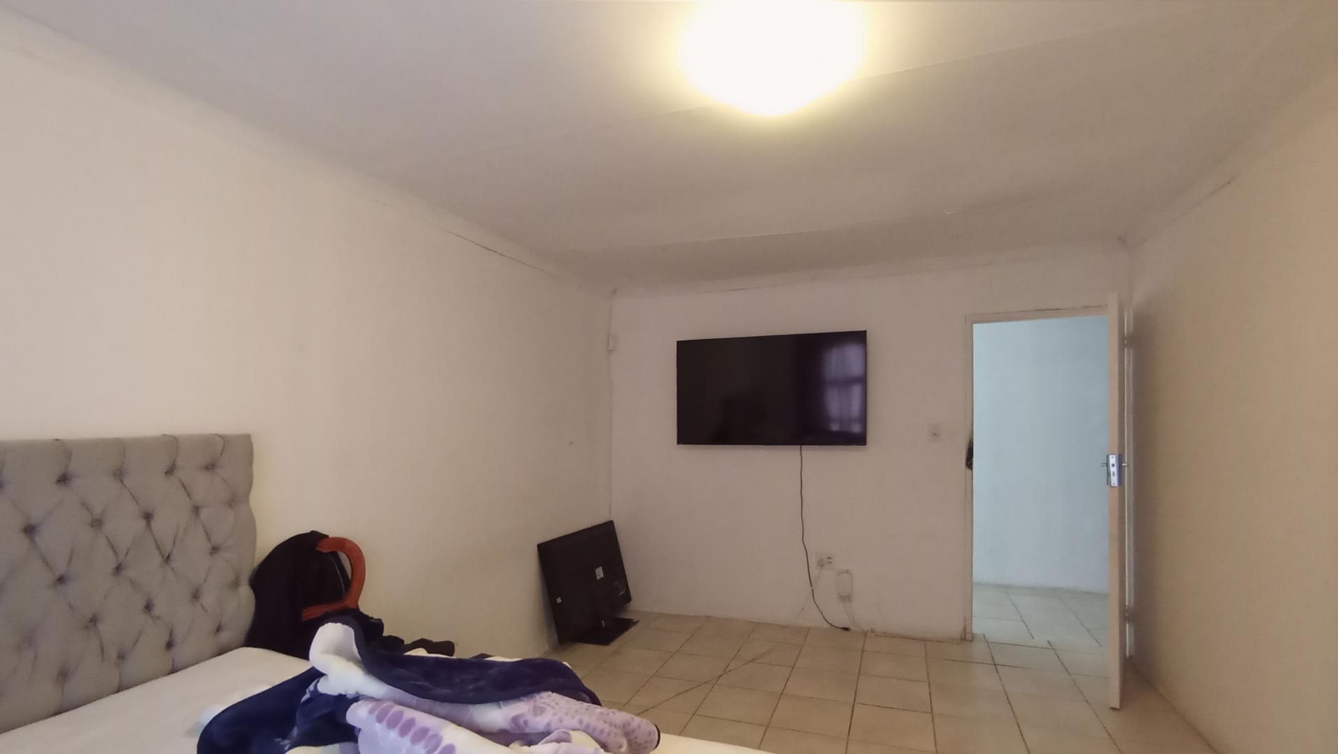 Bed Room 1 - 61 square meters of property in Azaadville Gardens