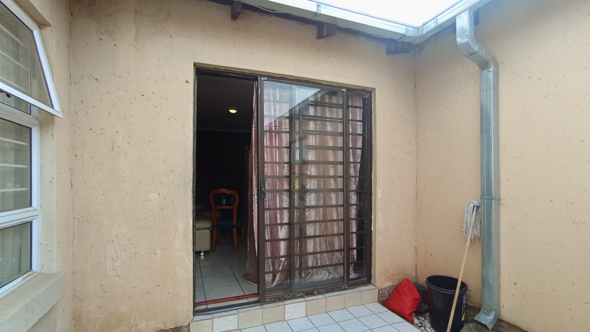 Front View of property in Azaadville Gardens