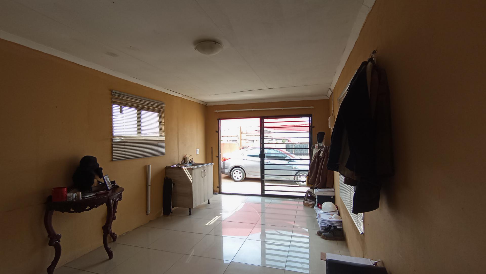 Lounges - 54 square meters of property in Azaadville Gardens