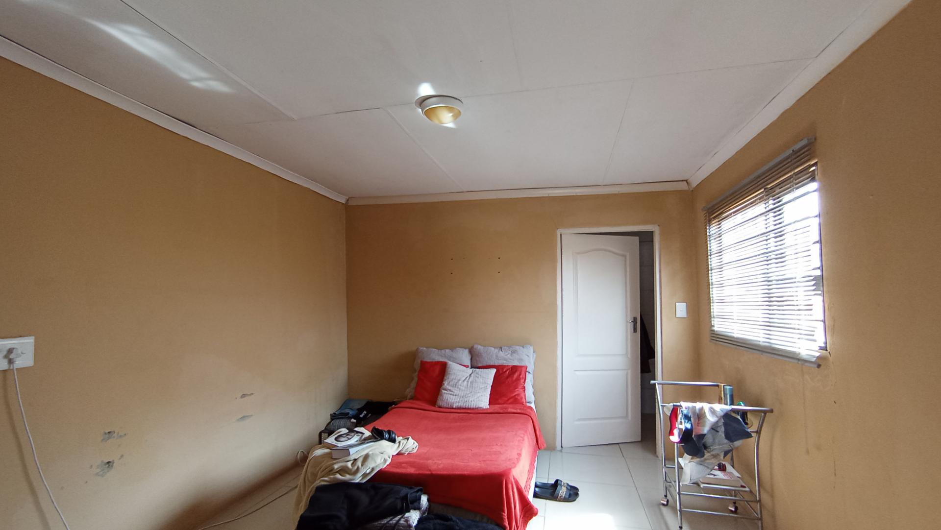 Bed Room 1 - 61 square meters of property in Azaadville Gardens