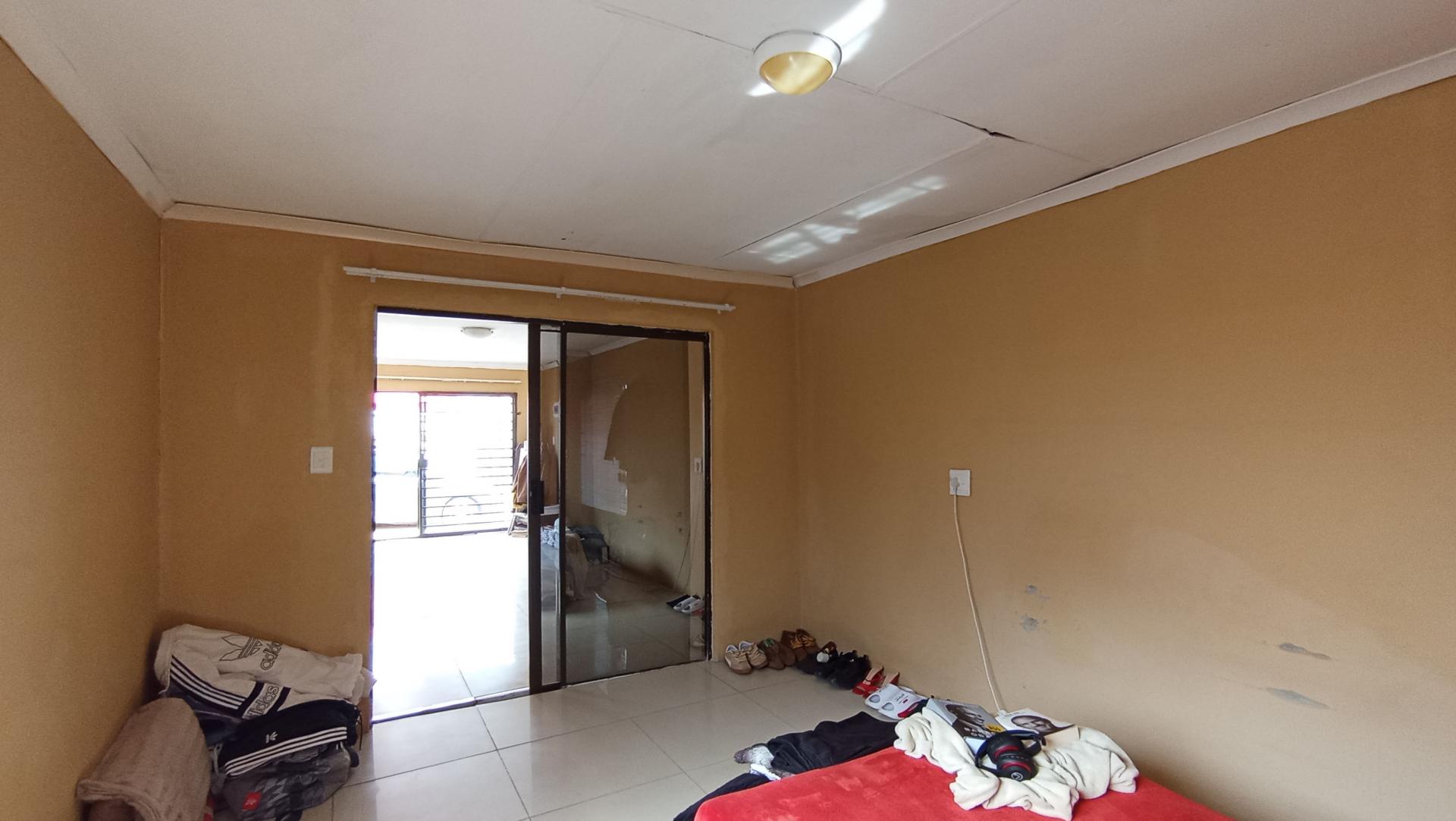 Bed Room 1 - 61 square meters of property in Azaadville Gardens