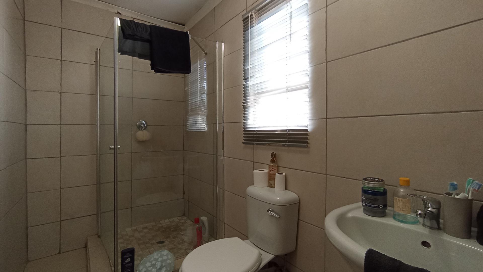 Bathroom 1 - 22 square meters of property in Azaadville Gardens