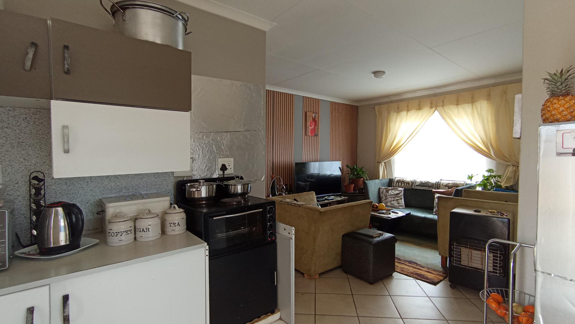 Kitchen - 8 square meters of property in Azaadville Gardens