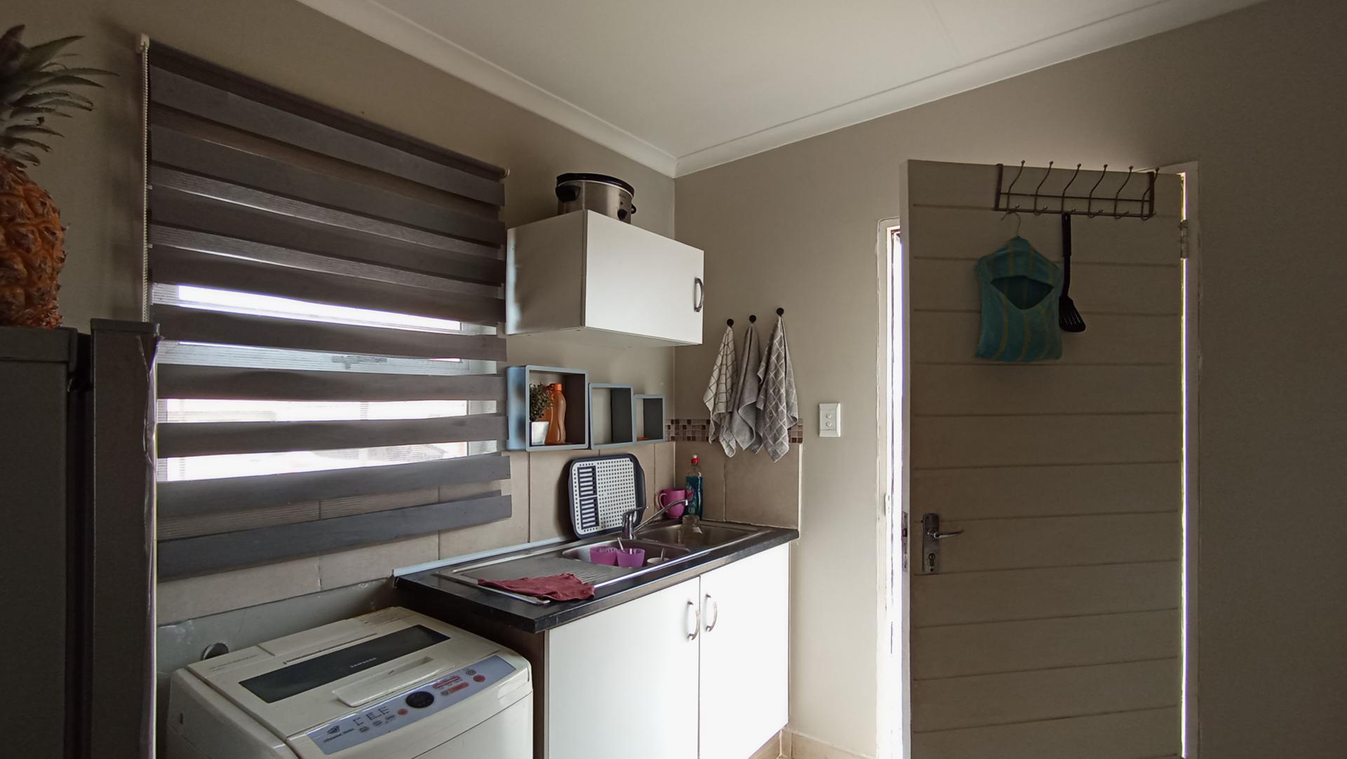 Kitchen - 8 square meters of property in Azaadville Gardens