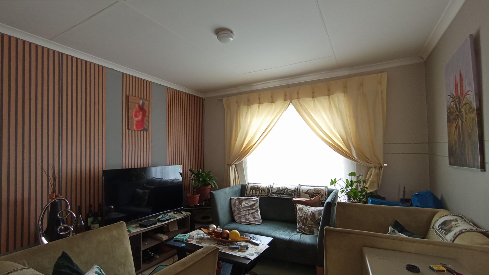 Lounges - 54 square meters of property in Azaadville Gardens