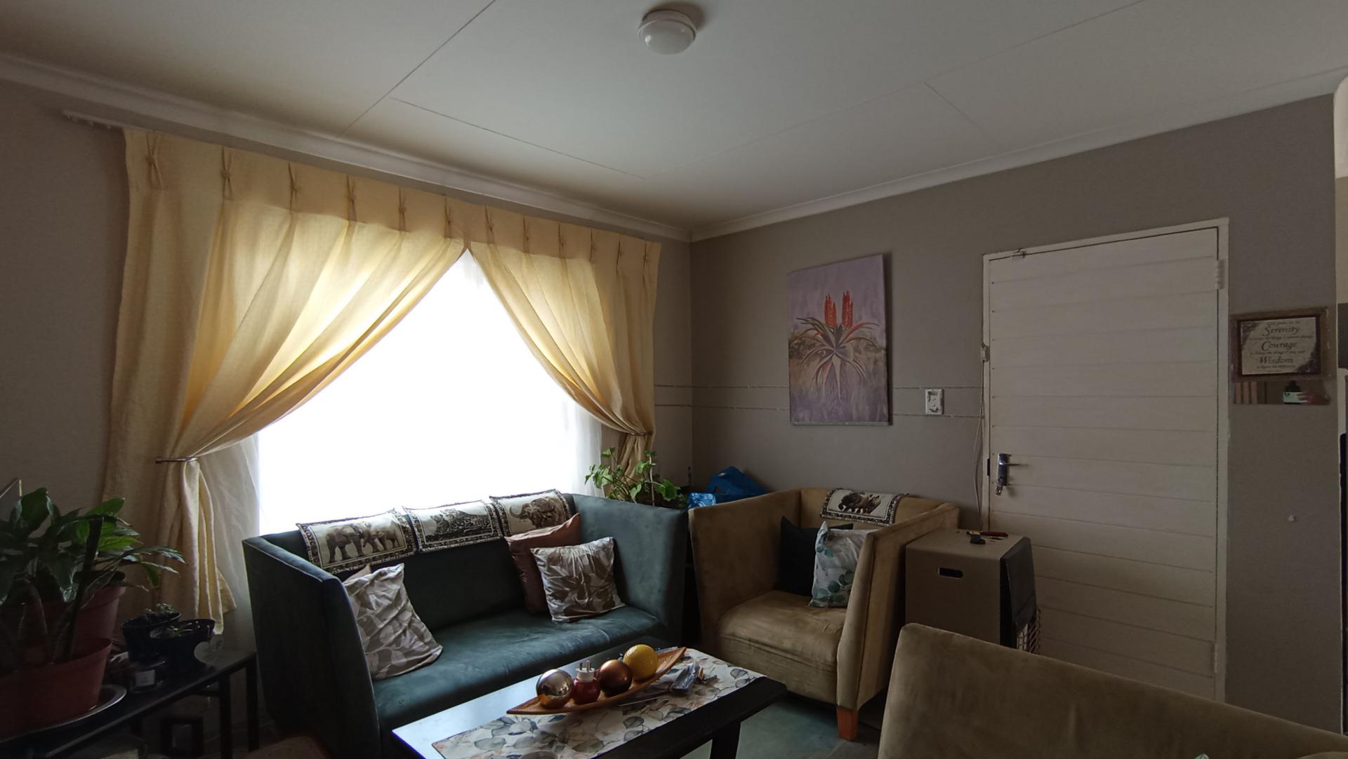 Lounges - 54 square meters of property in Azaadville Gardens