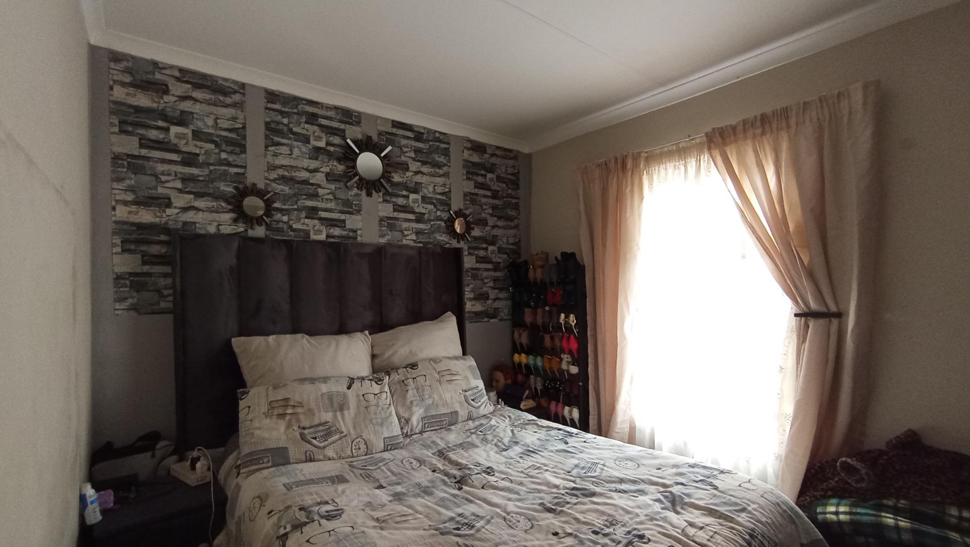 Bed Room 1 - 61 square meters of property in Azaadville Gardens