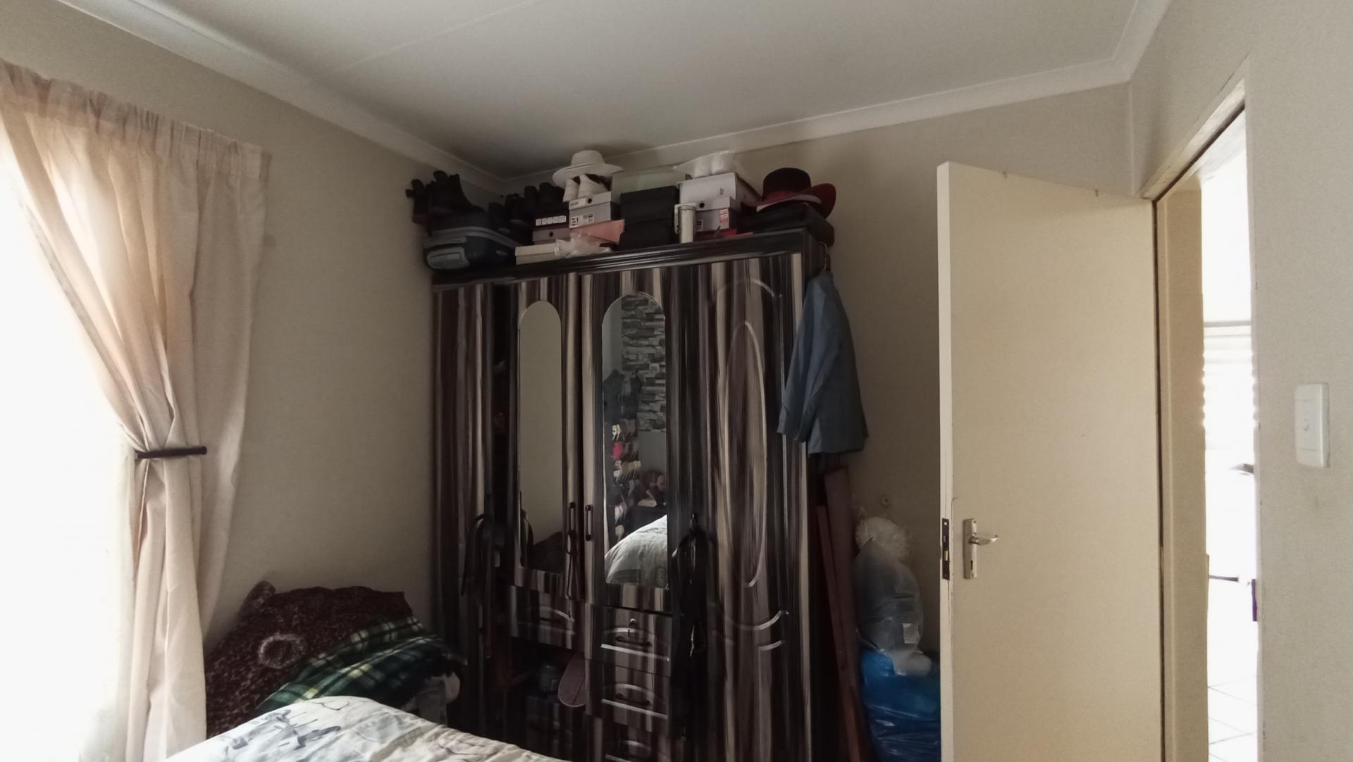 Bed Room 1 - 61 square meters of property in Azaadville Gardens