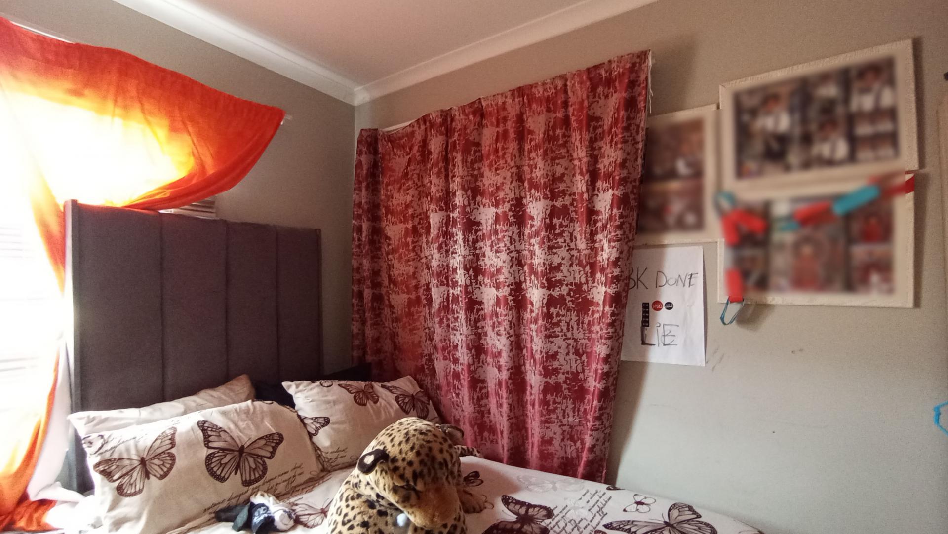 Bed Room 2 - 26 square meters of property in Azaadville Gardens
