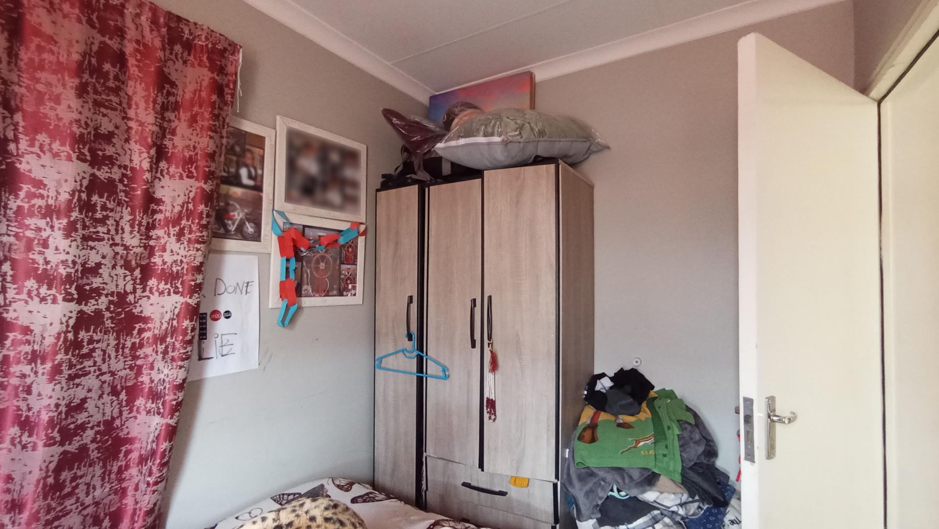 Bed Room 2 - 26 square meters of property in Azaadville Gardens
