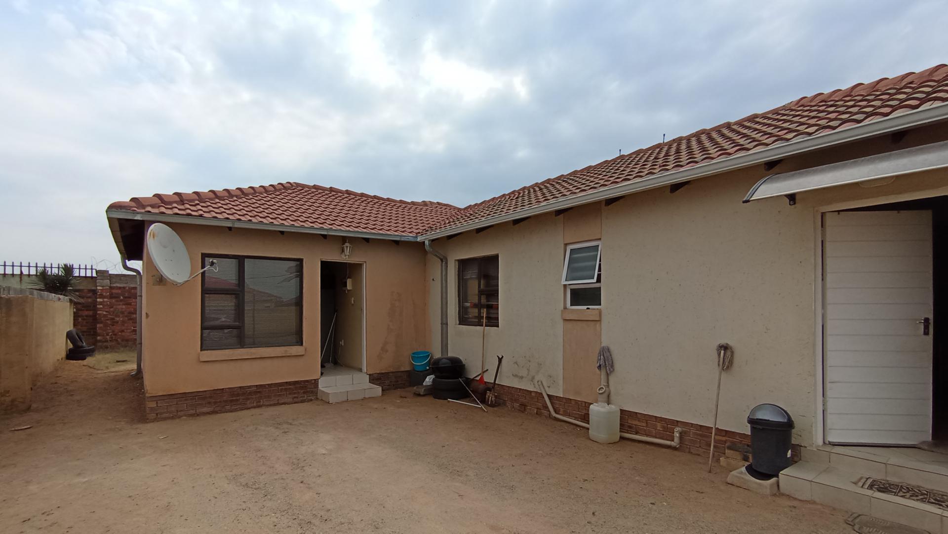 Front View of property in Azaadville Gardens