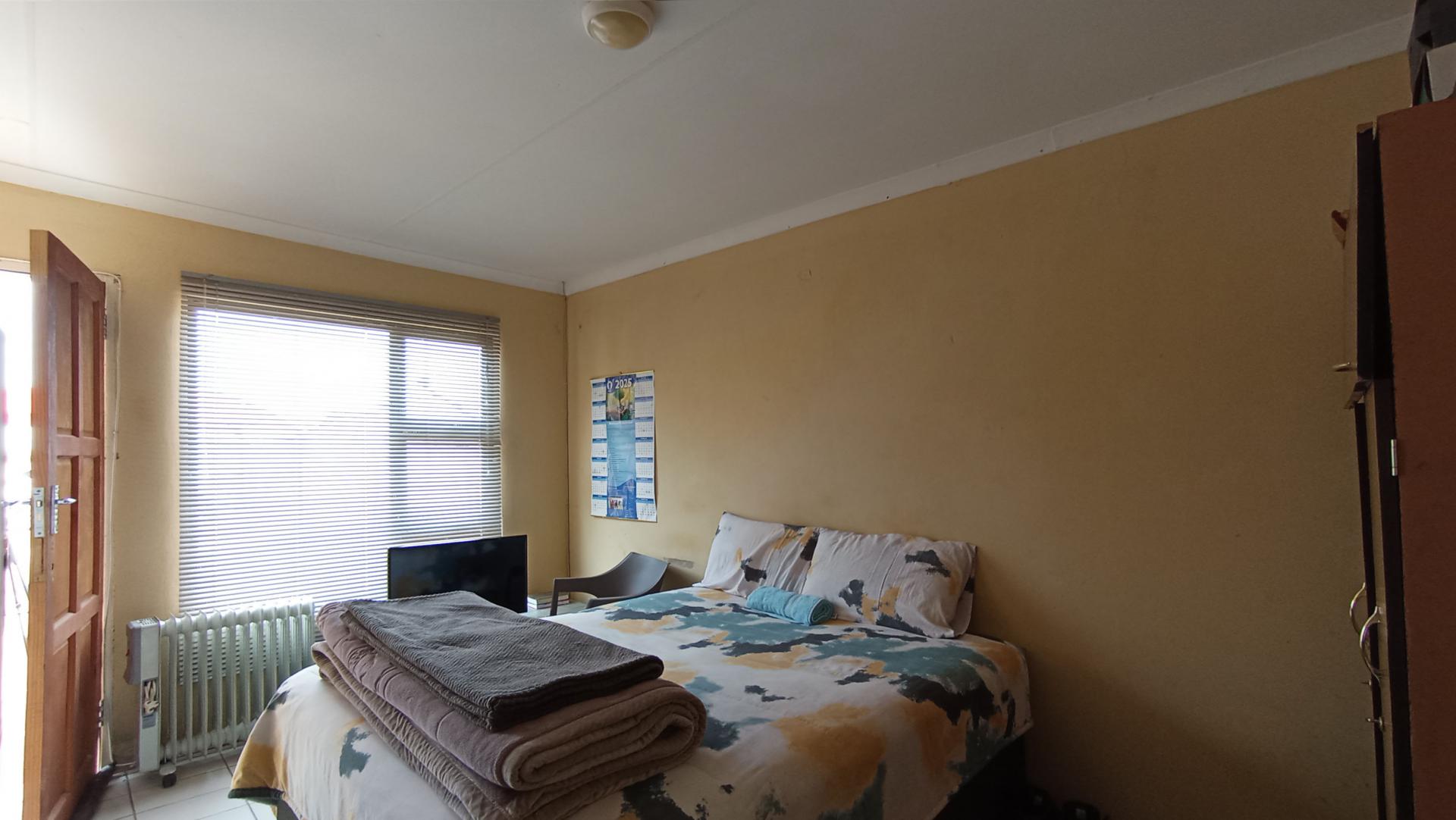 Bed Room 1 - 61 square meters of property in Azaadville Gardens