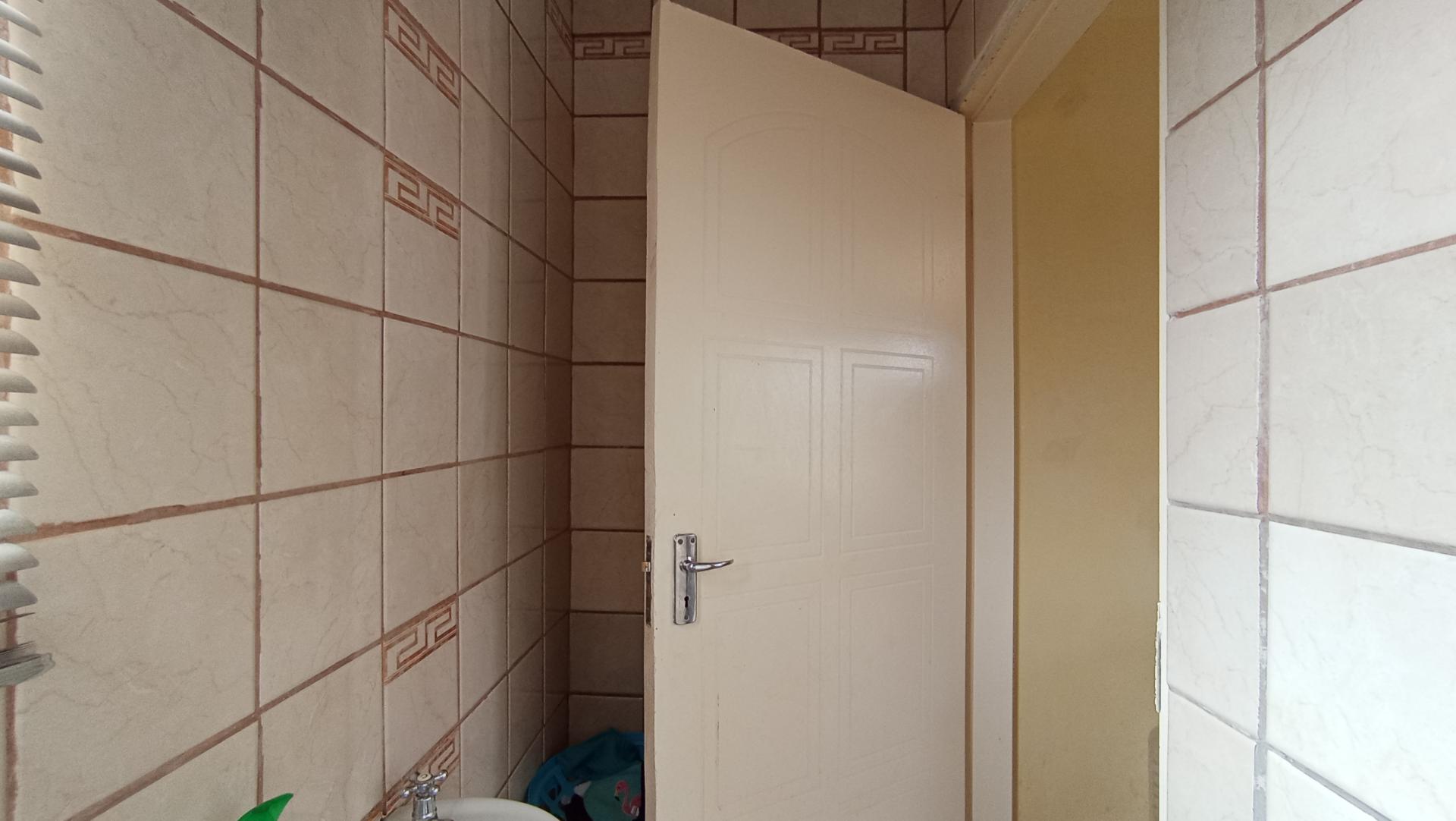 Bathroom 1 - 22 square meters of property in Azaadville Gardens