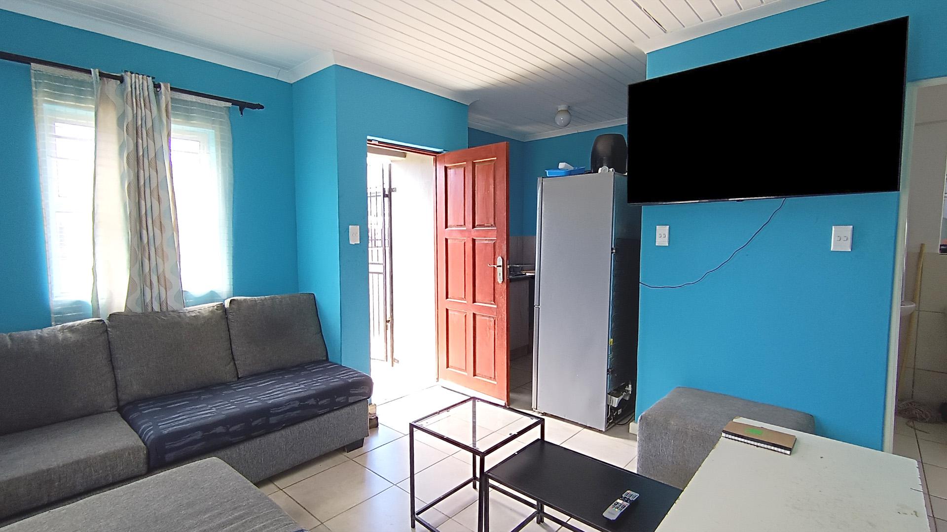 Lounges - 10 square meters of property in Paarl
