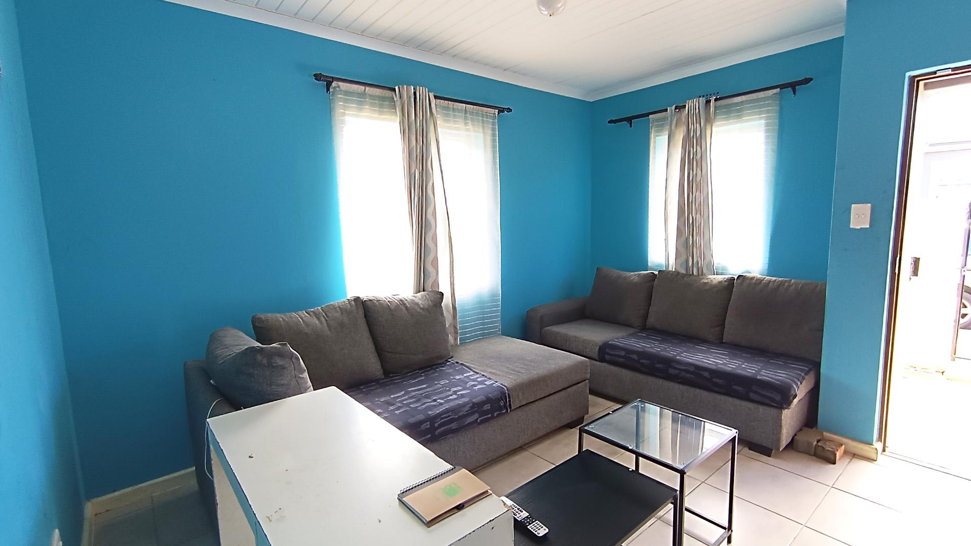 Lounges - 10 square meters of property in Paarl
