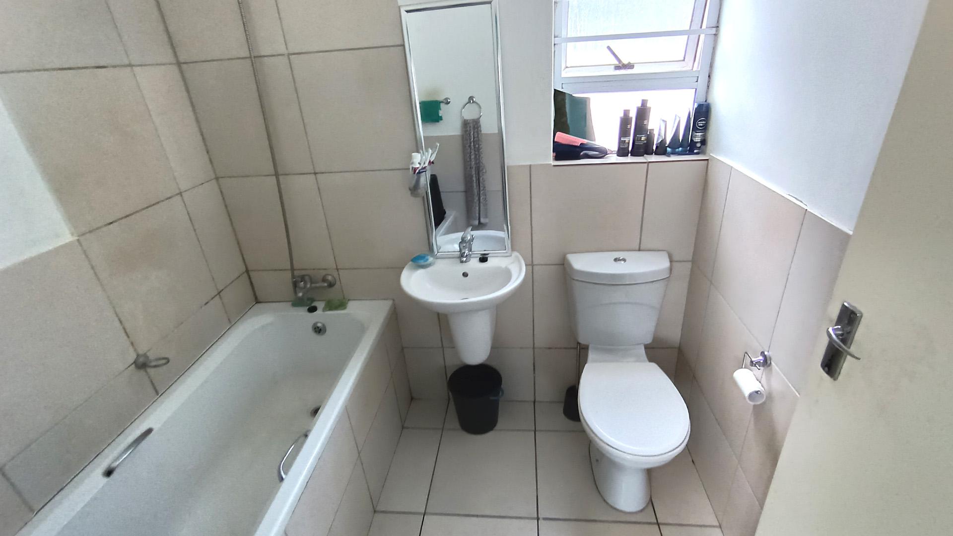 Bathroom 1 - 4 square meters of property in Paarl
