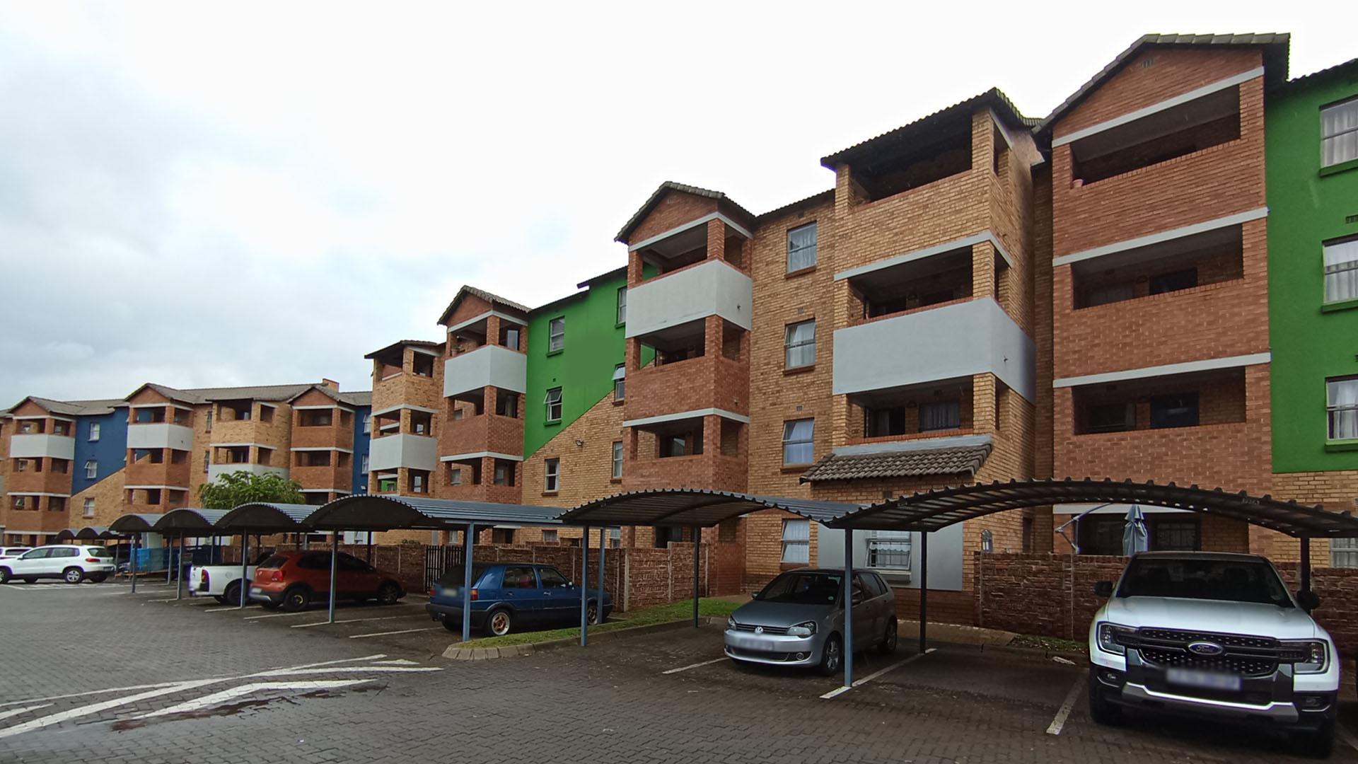 Front View of property in Heuweloord