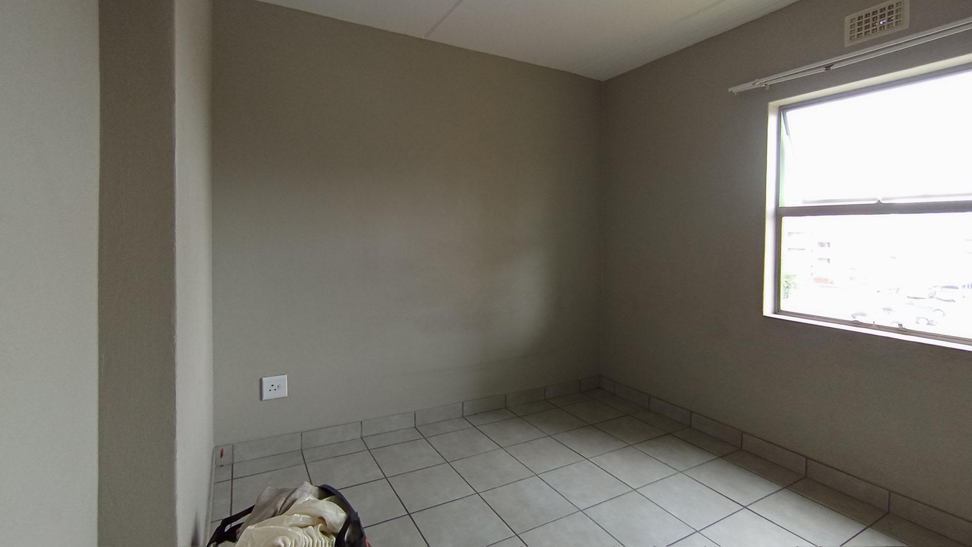 Bed Room 1 - 11 square meters of property in Heuweloord