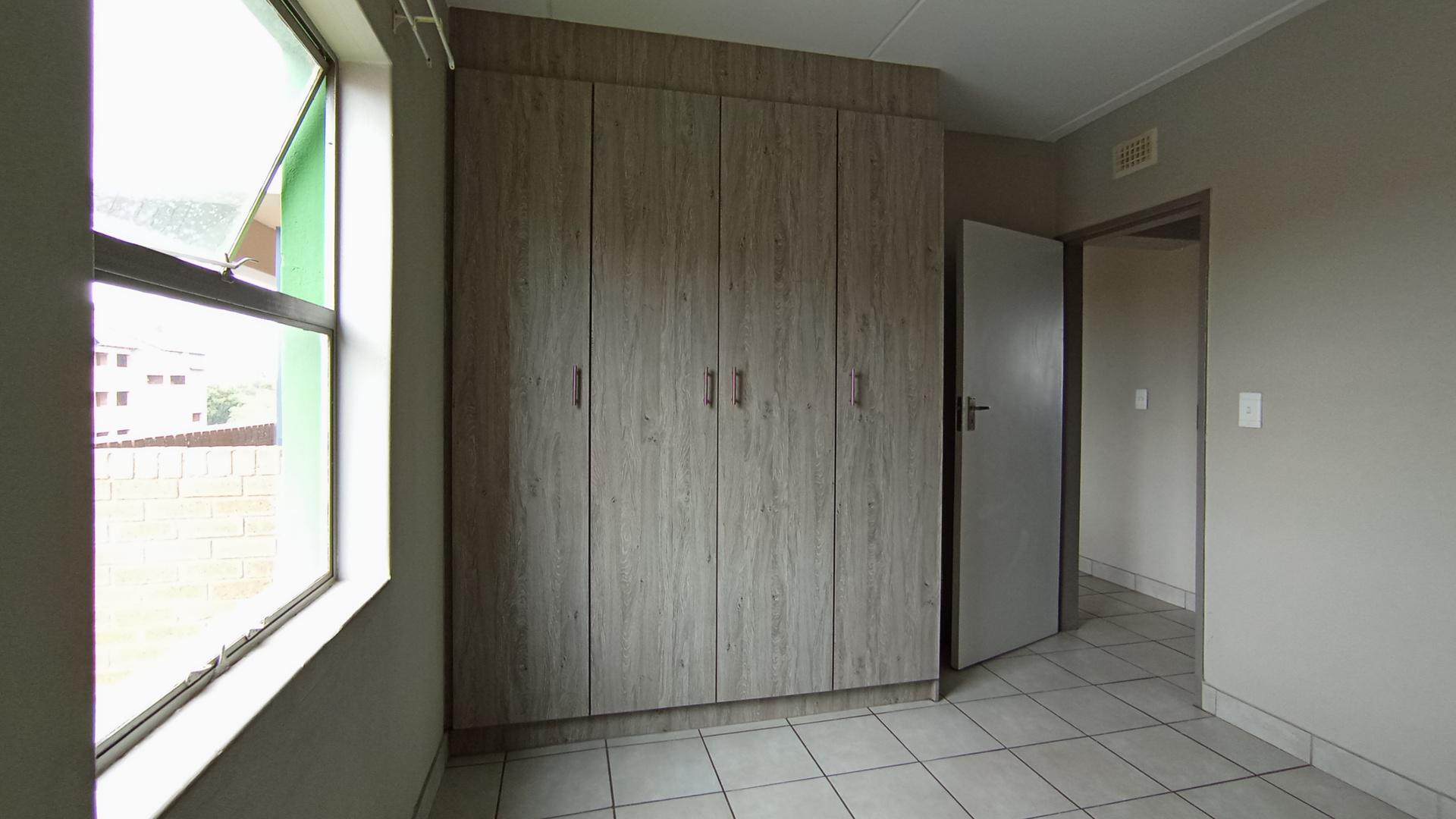 Bed Room 1 - 11 square meters of property in Heuweloord