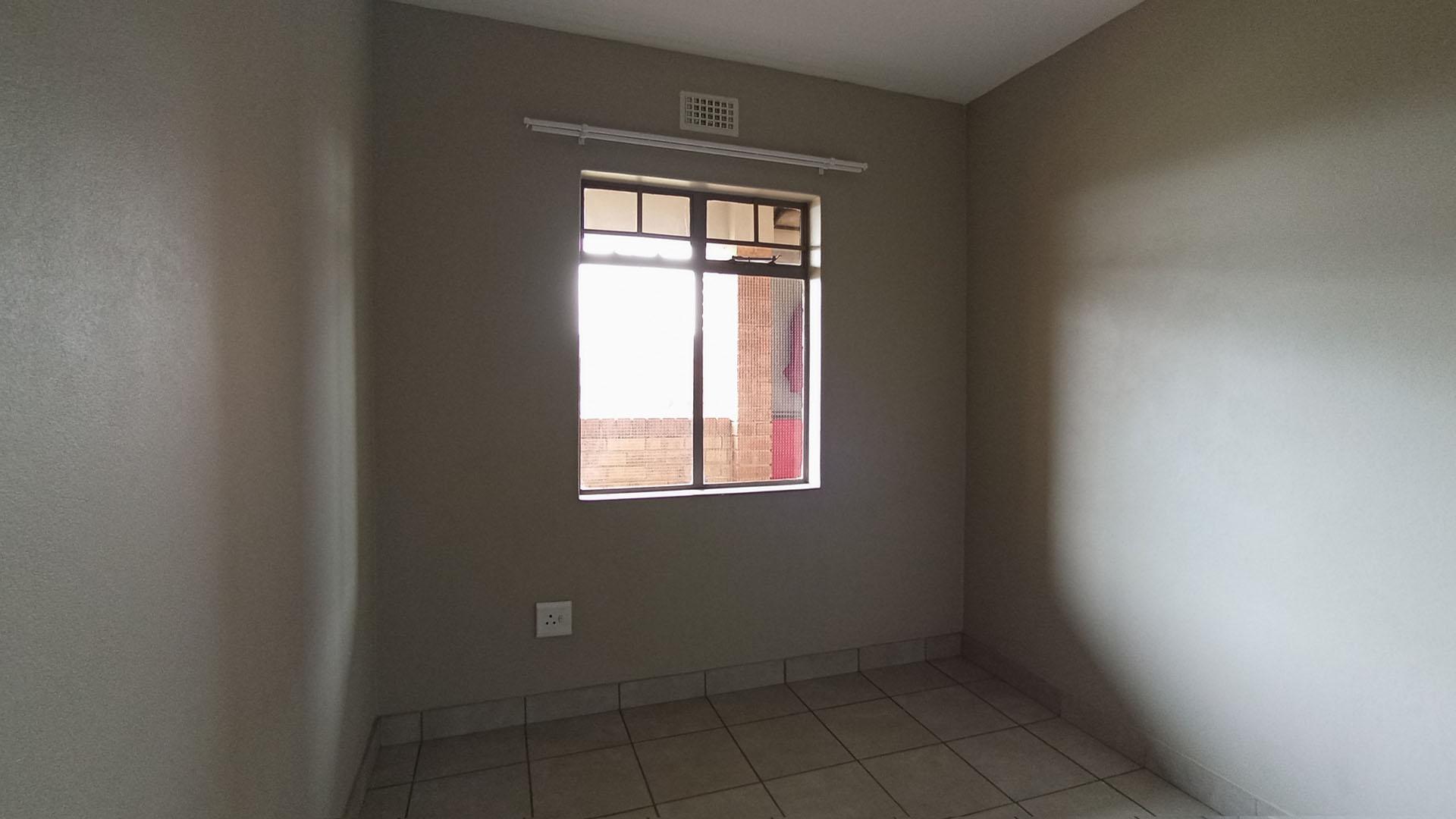 Bed Room 2 - 10 square meters of property in Heuweloord