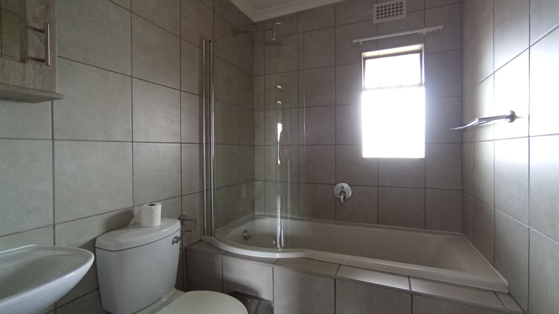 Bathroom 1 - 5 square meters of property in Heuweloord