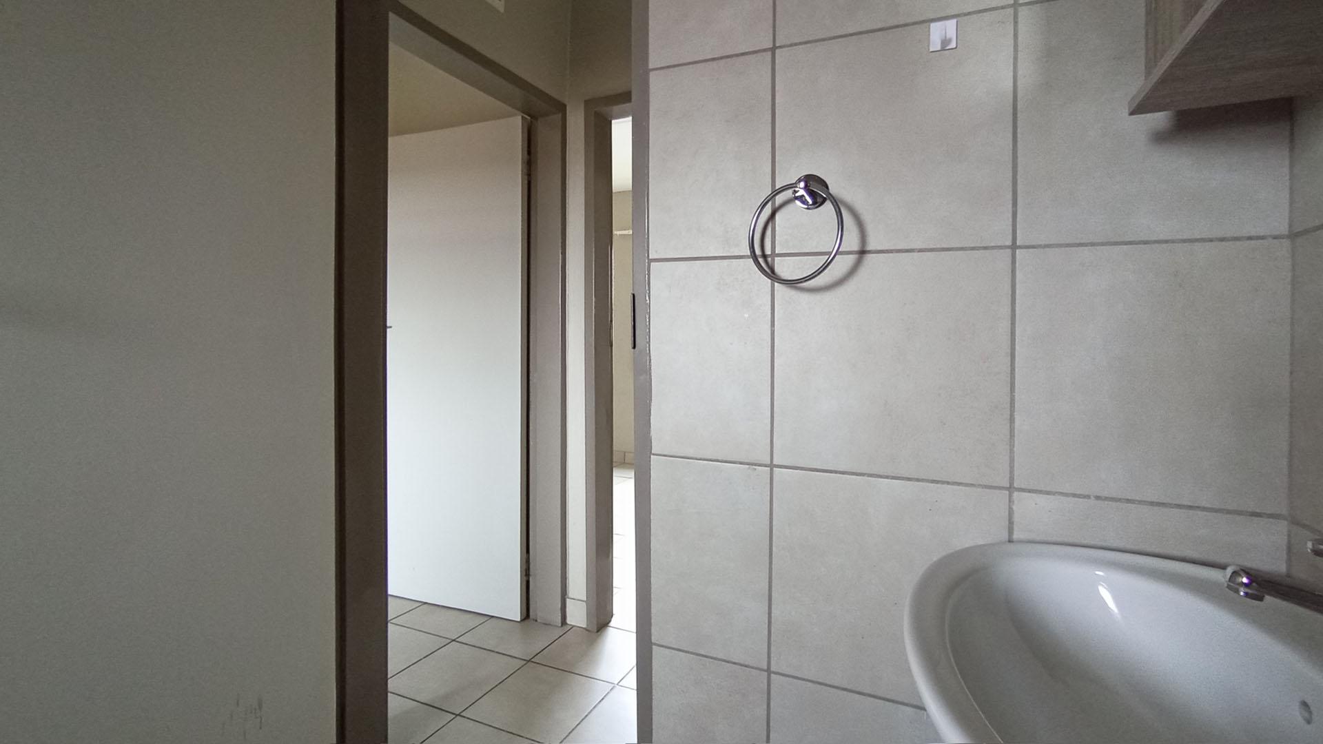 Bathroom 1 - 5 square meters of property in Heuweloord