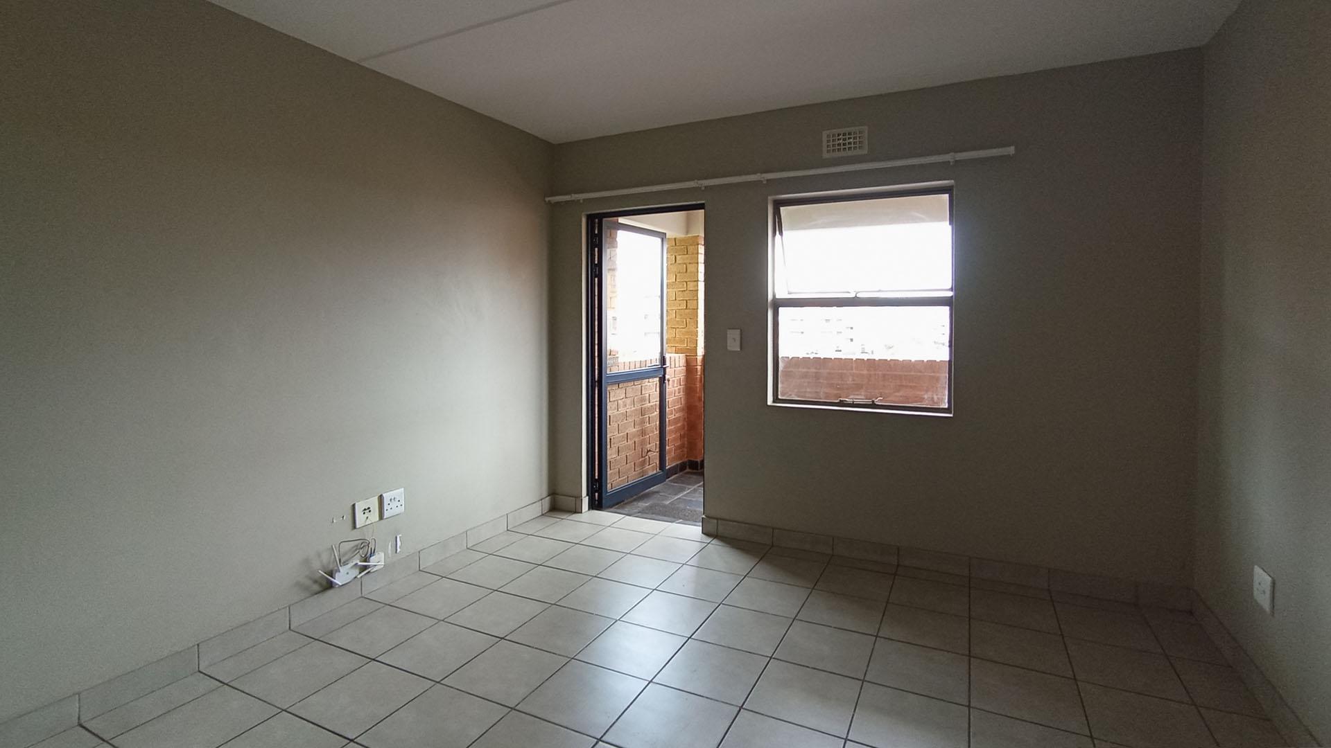 Lounges - 16 square meters of property in Heuweloord