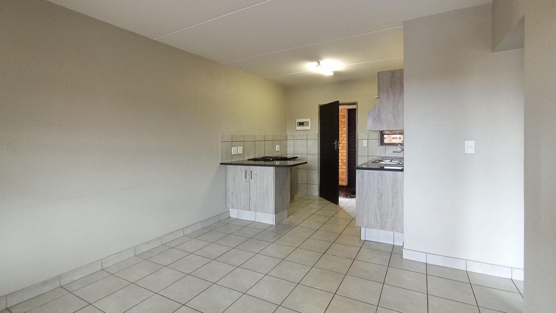 Lounges - 16 square meters of property in Heuweloord