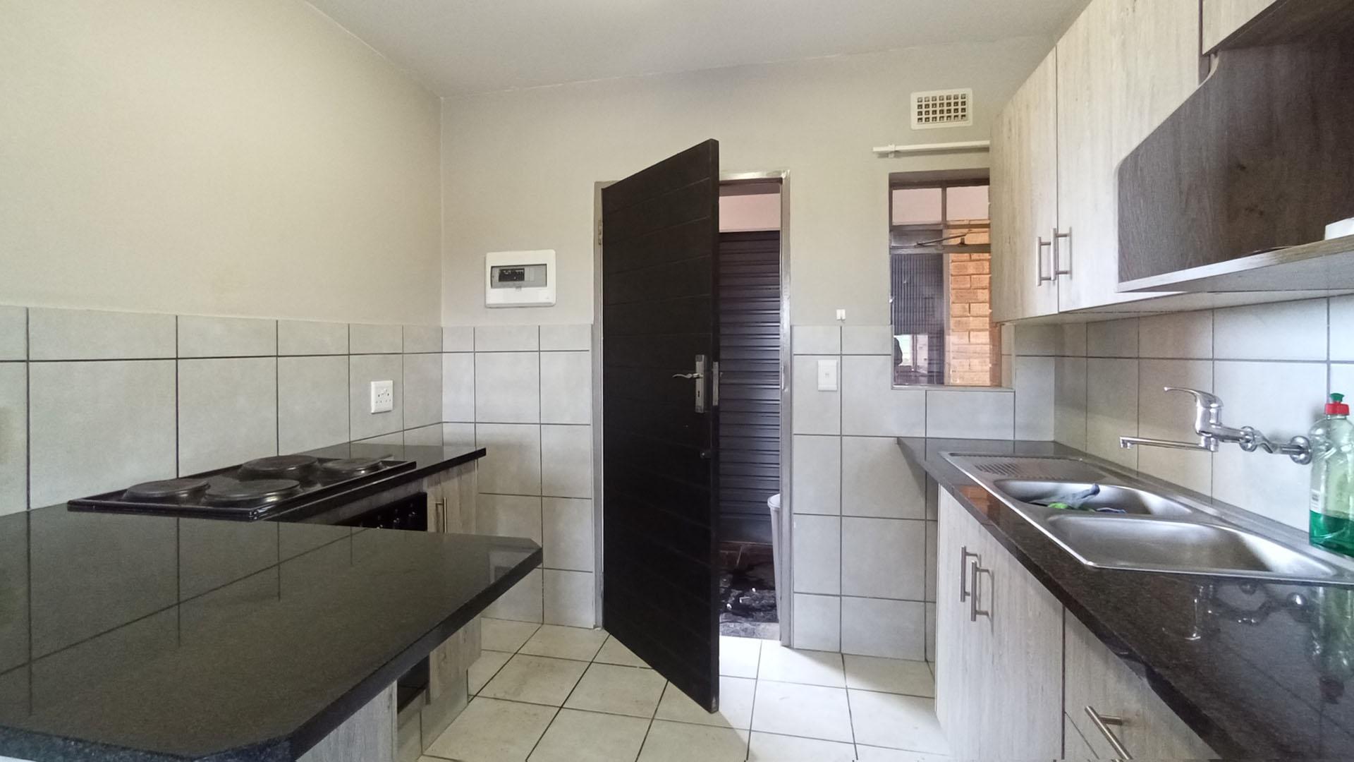 Kitchen - 10 square meters of property in Heuweloord