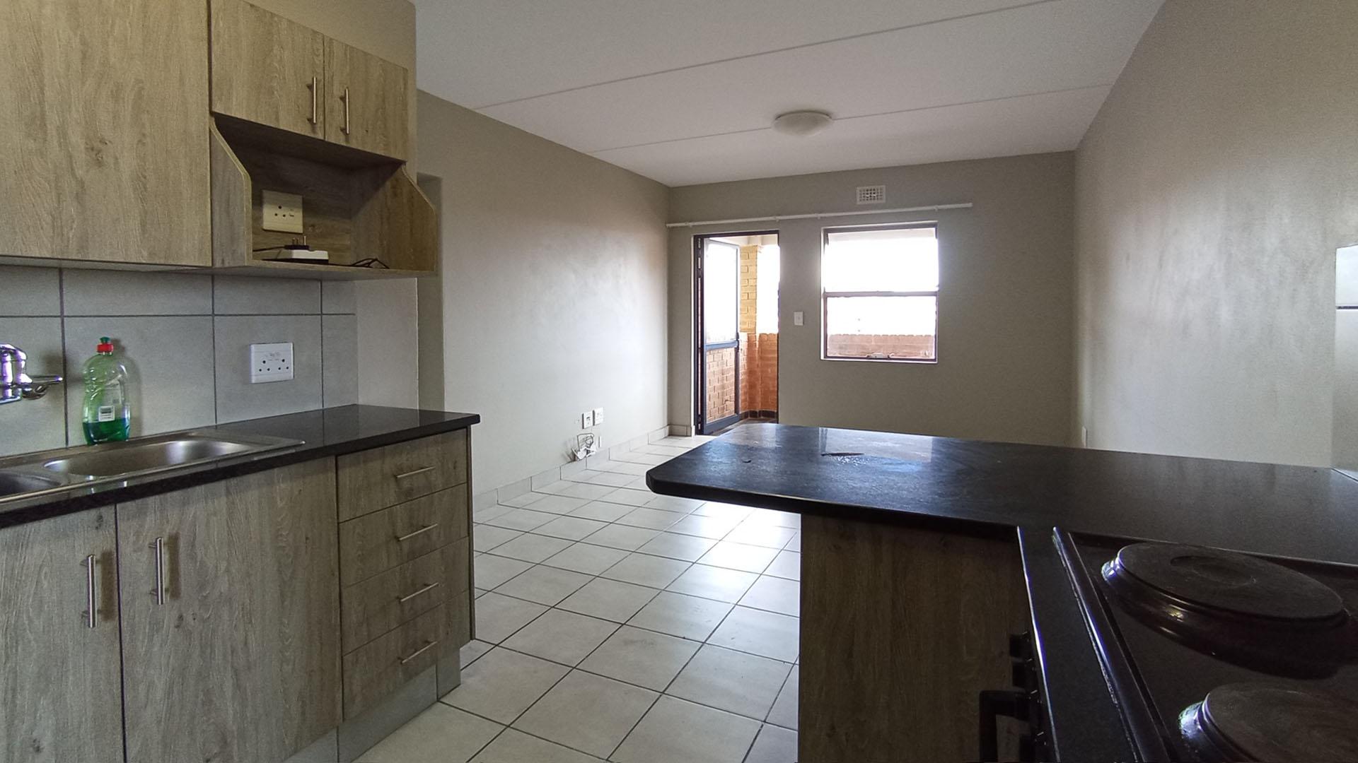 Kitchen - 10 square meters of property in Heuweloord