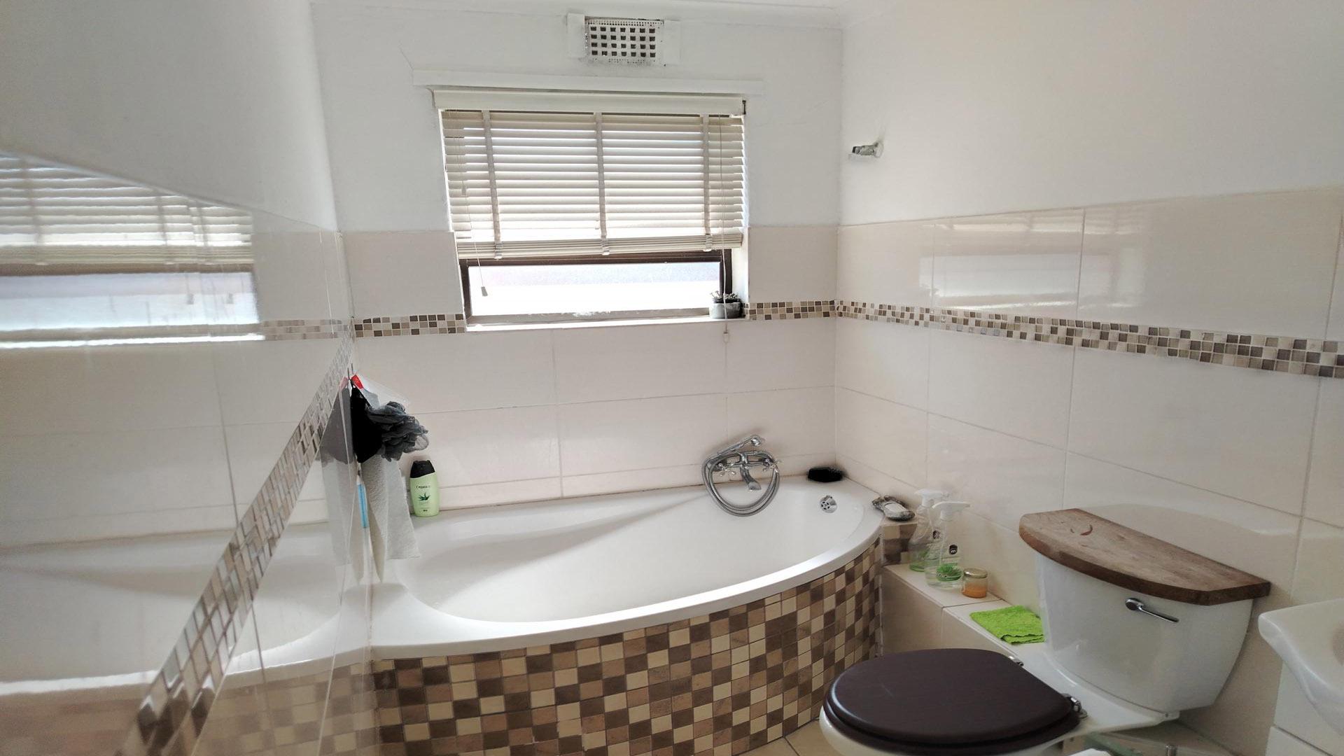 Bathroom 1 of property in Mitchells Plain