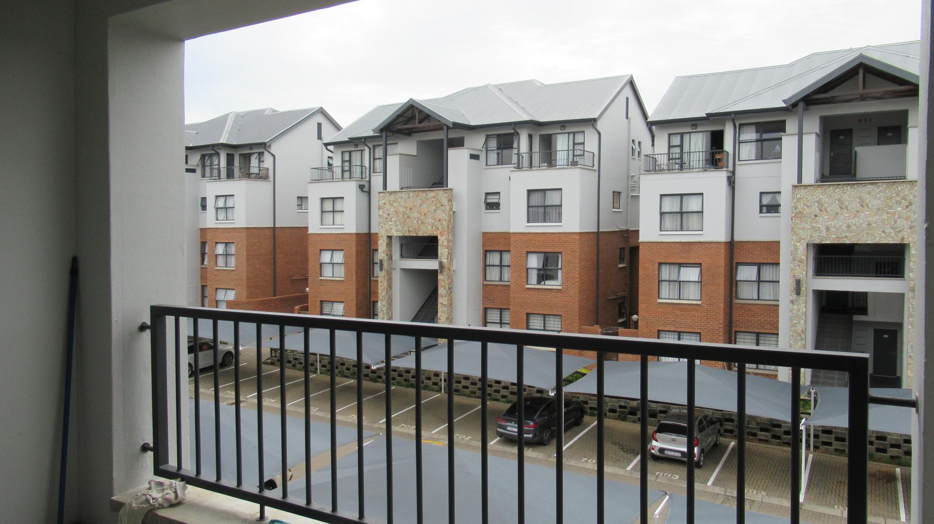 Balcony - 6 square meters of property in Olivedale